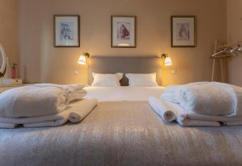 Sz  p Napot Vend  gh  z allows 18 year olds to book a room