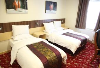 Cambridge Hotel allows 18 year olds to book a room