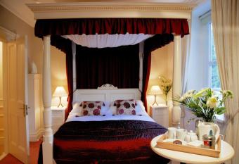 The Bath House Boutique B&B - IN-ROOM Breakfast - FREE parking allows 18 year olds to book a room