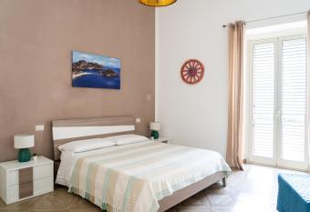 B&B Portosalvo has rooms with a private hot tub