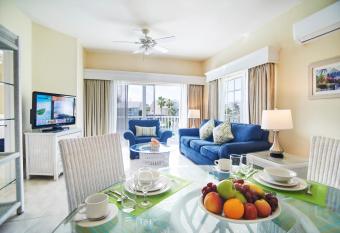 Sandyport Beach Resort has rooms with a private hot tub