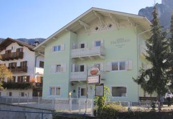 Garni Hauenstein has Balcony rooms