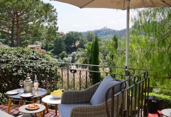 L Atelier allows 18 year olds to book a room