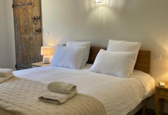 Mas la Ch  neraie Lourmarin - Au calme,    10 mn du centre ville    pied has rooms with a private hot tub