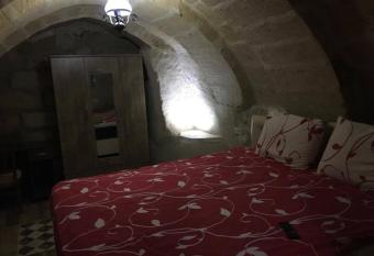 EM  R CAVE APART has Balcony rooms