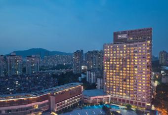 The Westin Shenzhen Nanshan - As Part of an upscale shopping complex, with direct subway access, the hotel is just a few minutes walks to famous theme parks has Balcony rooms