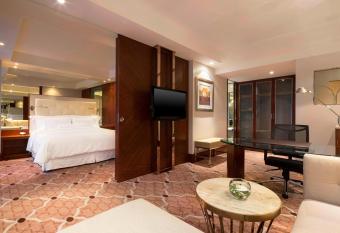 The Westin Bund Center, Shanghai has rooms with a private hot tub