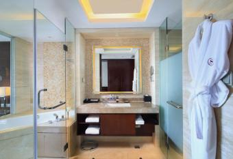 Sheraton Shanghai Hongkou Hotel allows 18 year olds to book a room