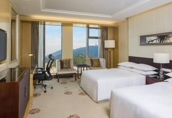 Sheraton Wuxi Binhu Hotel has rooms with a private hot tub