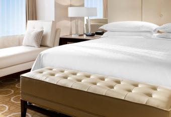 Sheraton Xi an Hotel has rooms with a private hot tub