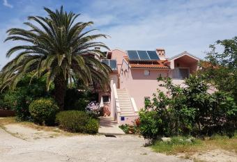 Apartments Laura has Balcony rooms