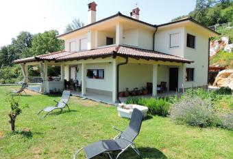 Room Lina allows 18 year olds to book a room