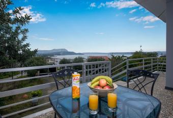 Plaka House has Balcony rooms