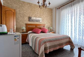 Pensi  n Mari Carmen has Balcony rooms