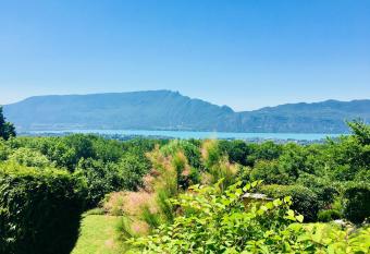 Hotel Le Bellevue allows 18 year olds to book a room