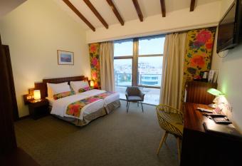 Royal Court Hotel has Balcony rooms