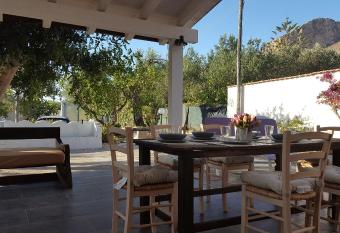 Mediterranean has Smoking rooms