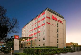 ibis Sydney Airport allows 18 year olds to book a room