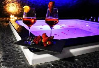 B&B Da Maria has rooms with a private hot tub