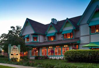 Inn At The Park Bed And Breakfast has rooms with a private hot tub