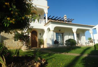 VIVENDA L OLIVIER allows 18 year olds to book a room