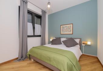 U Genova allows 18 year olds to book a room