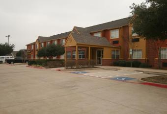 Red Roof Inn & Suites Euless o DFW Airport Southwest has Smoking rooms