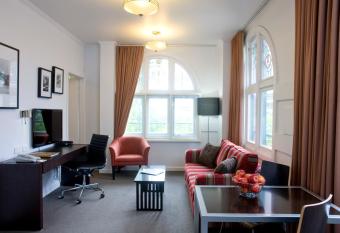 Alto Hotel On Bourke has rooms with a private hot tub