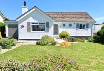 Bungalow33 Benllech has Balcony rooms