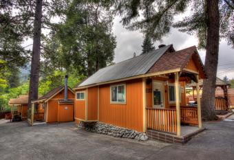 Sleepy Hollow Cabins & Hotel has Balcony rooms