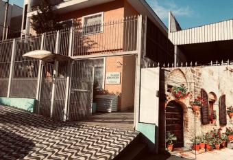 Zen Garden Hostel Mirand  polis allows 18 year olds to book a room