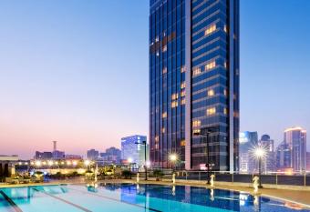 Sheraton Guangzhou Hotel-Fully Upgraded in CBD-Free Canton Fair Shuttle Bus and Registration Counter has rooms with a private hot tub