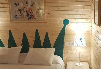 Las casas de Colinas allows 18 year olds to book a room