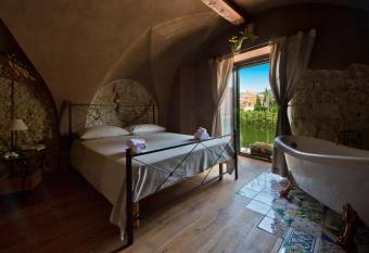 Una Volta has Balcony rooms