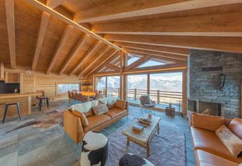 Oak Tree Chalet - on the ski slope - luxury! has Balcony rooms