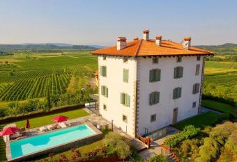 Hotel Gredi   allows 18 year olds to book a room