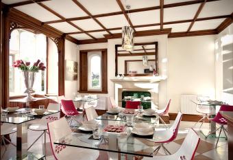 Godalming Hotel Guest House allows 18 year olds to book a room