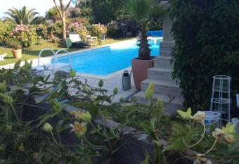 Roulotte de luxe vue mer 180   ,et un ha de verdure allows 18 year olds to book a room