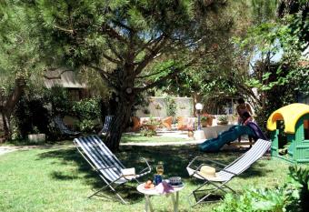 H  tel Le Mirage allows 18 year olds to book a room