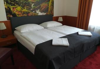 Hotel Zlat   V  ha allows 18 year olds to book a room
