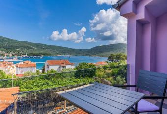 Villa Lavanda has Balcony rooms