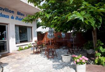 Le Pavillon Bleu Hotel Restaurant has Balcony rooms