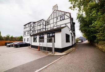 OYO The Royal Hotel allows 18 year olds to book a room