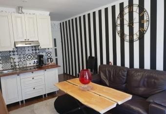 Appartement Centre Bordeaux avec Garage sur demande allows 18 year olds to book a room