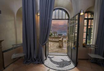 La Stenella Blu, una finestra sul mare allows 18 year olds to book a room