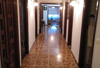 Apartamento Ciudad de la Cultura allows 18 year olds to book a room