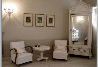 Cascina Luvot has Balcony rooms