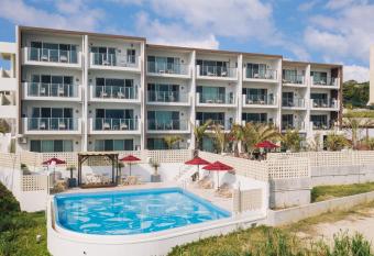 Hideout Okinawa Uruma has rooms with a private hot tub