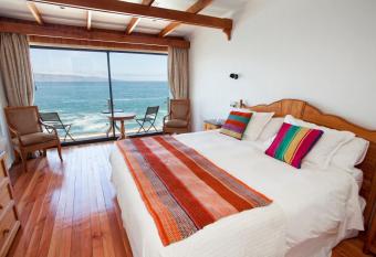 Hotel Oceanic has rooms with a private hot tub