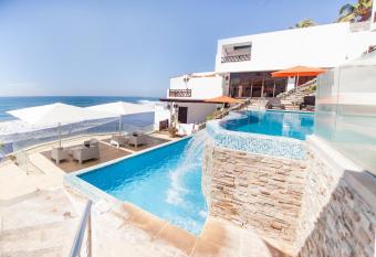 Hotel Los Farallones allows 18 year olds to book a room